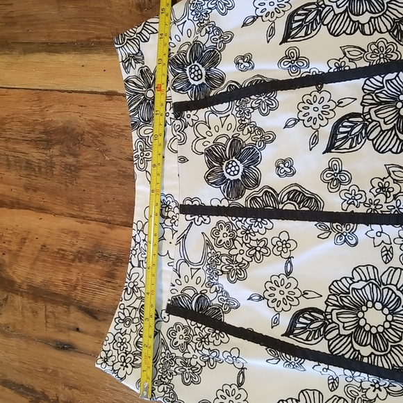 Spring skirt, white with black ribbon detail - Picture 5 of 6